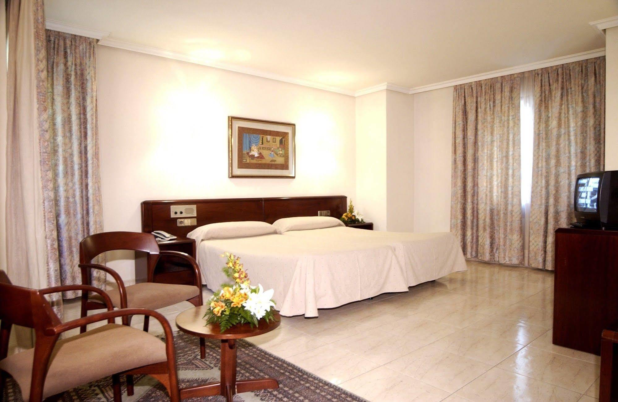 Hotel Yomo Imperial Sant Julià de Lòria Zimmer foto